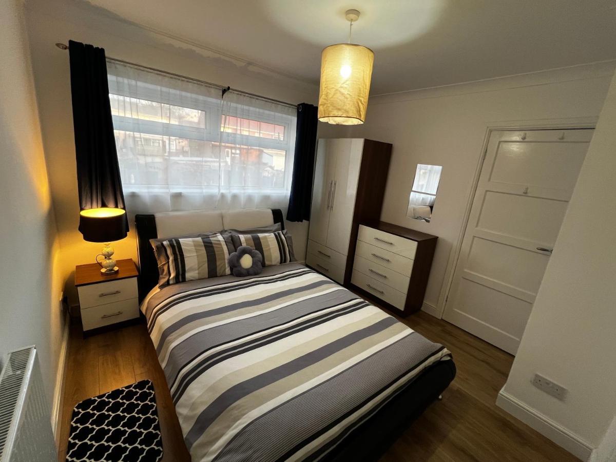 Springfield House- Near Newcastle Centre, Hospital And Keele University! Stoke-on-Trent Eksteriør billede